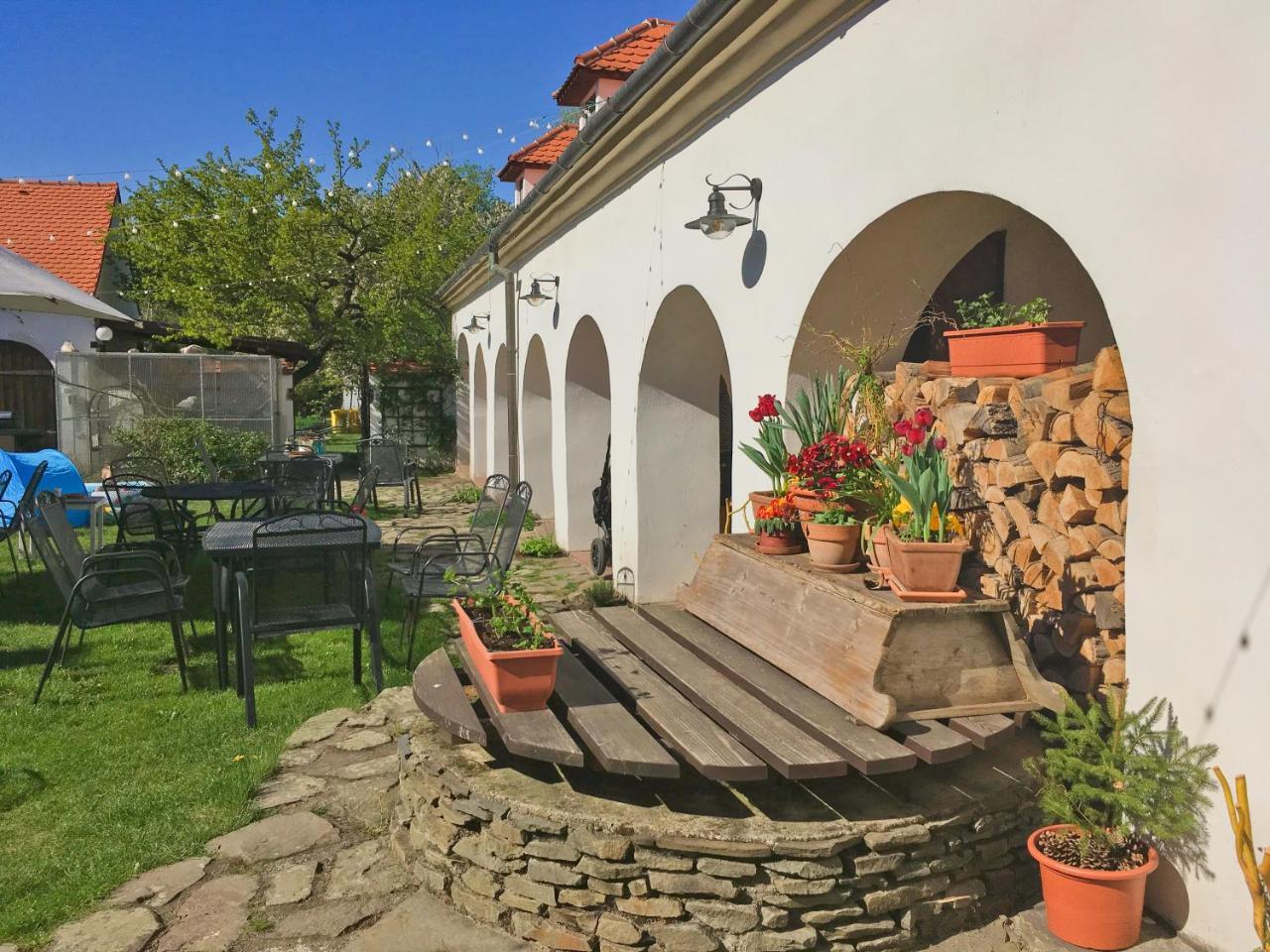 Habansky Dum Hotel Dolni Vestonice Exterior photo
